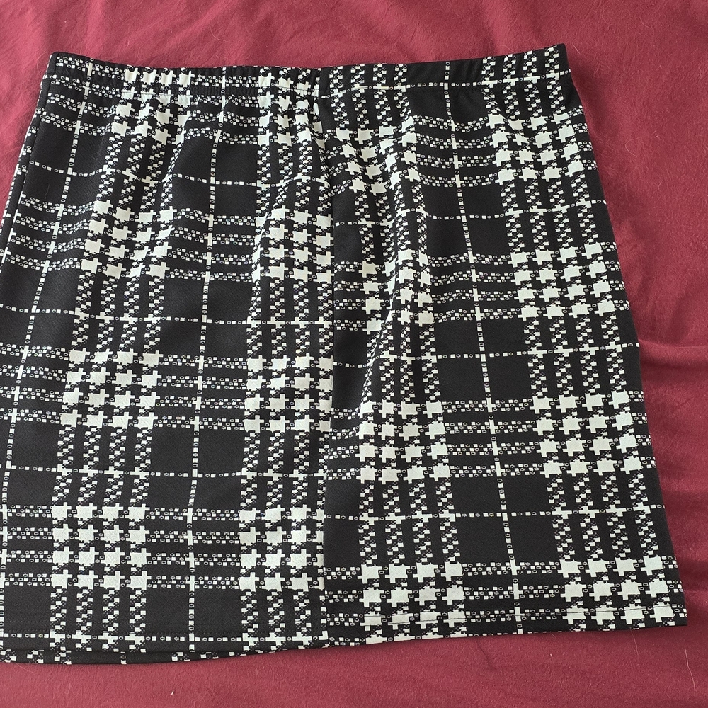 Classic Black and White Plaid Skirt